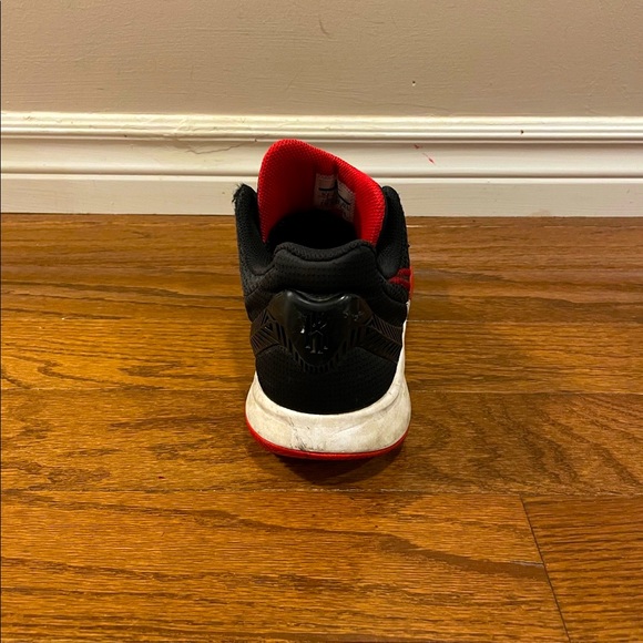 Mens Kyrie Shoes - Picture 2 of 5